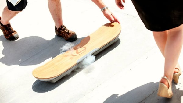 "Ховърборд" е името на онзи фантастичен летящ скейтборд на Марти от "Завръщане в бъдещето" 2. А преди няколко години Lexus създаде един истински и напълно работещ. Е, имаше някои дребни уловки - например беше почти неуправляем, нуждаеше се от специална магнитна писта, за да лети над нея, и трябваше да се презарежда с течен азот на всеки 20 минути. Но все пак работеше. Жалко, че компанията се отказа от смътните планове за серийно производство. 
